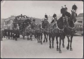 1943 Tiszavölgyi József : Budapest, Harsányi Zsolt (1887-1943) író, újságíró, műfordító színigazgató temetése, 3 db pecséttel jelzett kép, egyik feliratozva, 12x18 cm