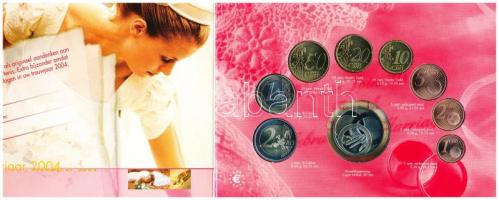 Hollandia 2004. 1c-2€ (8xklf) + "Házassági Penning" emlékérem, esküvői forgalmi sor dísztokban T:1 Netherlands 2004. 1 Cent - 2 Euro (8xdiff) + "Marriage Penning" medallion, wedding coin set in paper case C:UNC