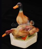 Zsolnay porcelán kacsapár, kézzel festett, jelzett, apró kopásnyomokkal, m: 17,5 cm
