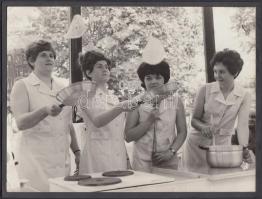 cca 1970 A palacsintasütés tudománya, fekete kartonra ragasztva, 18x24 cm