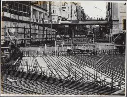 1975 Budapest, várostörténeti lelet, a Felszabadulás téri aluljáró rendszer építése, 5 db fotó, 18x2...