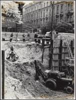 1975 Budapest, várostörténeti lelet, a Felszabadulás téri aluljáró rendszer építése, 5 db fotó, 18x2...