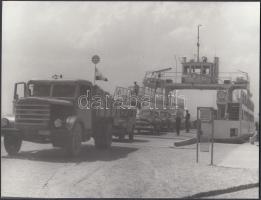 cca 1960-1965 Szántód-Tihany balatoni komp üzem közben, 5 db jelzetlen fotó Kotnyek Antal (1921-1990...