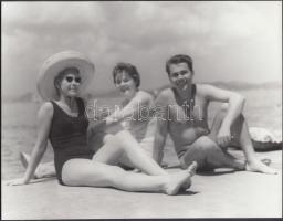 cca 1960 Csajozás a Balaton partján, jelzetlen fotó Kotnyek Antal (1921-1990) fotóriporter hagyatékából, későbbi nagyítás 18x24 cm