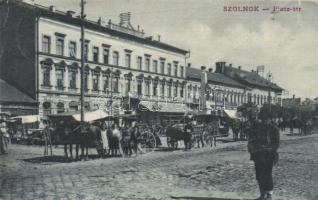Szolnok, Piac tér, megyei Takarékpénztár, Magyar Király szálloda, Engel Emil boltja, Róth Dezső kiadása (fa)