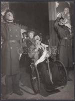 cca 1960 Színházi jelenet a Svejk-ből, jelzetlen fotó Kotnyek Antal (1921-1990) fotóriporter hagyatékából, 24x18 cm