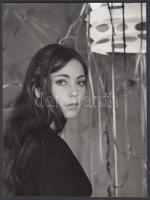 cca 1970 Domonkos Sándor (MAFILM fotó): Venczel Vera (1946) színésznő, az Egri csillagok Vicája, pecséttel jelzett vintage fotó, 21x15 cm