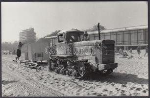 cca 1960 Hernyótalpas homokszán a bolgár tengerparton, jelzetlen vintage fotó Kalocsai Rudolf hagyatékából, 9x14 cm
