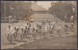 cca 1925 Varga fotó (Budapest): Kerékpárverseny, fotólap, 9x14 cm