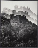 cca 1980 R. Kitte: Várrom, pecséttel jelzett vintage fotóművészeti alkotás, 21x17 cm