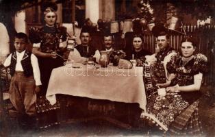 Mezőkövesdi Matyó család, kiadja Körmendy István / Hungarian folklore