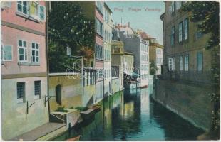 Prága 33 régi és 30 modern képeslap