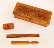 Régi, gazdagon díszített faragott fadoboz, fedelén a Siratófal faragott ábrázolásával, latin betűs és héber felirattal ("Jerusalem", "Kotel Ma'araví"), benne kisméretű tapperrel, tintatartóval, fa vonalzóval és sormutatóval.26×9,5×7,5 cm