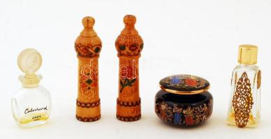 5 db régi, gazdagon díszített parfümös üvegcse és fa tartó vegyesen, különféle méretekben