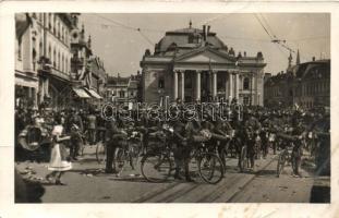 Nagyvárad, színház, bevonulás, biciklis katonák / theatre, entry of the Hungarian troops, cyclist soldiers, photo, vissza So. Stpl (b)