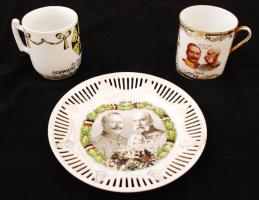 1914-1916, első világháborús porcelán tétel: 2 db füles bögre, jelzés nélkül, matricás (II. Vilmos és Ferenc József arcképével), illetve kézzel festett, kisebb csorbákkal, d: 7-7,5 cm + 1 db áttört tálka II. VIlmos és Ferenc József arcképével, jelzés nélkül, matricás, hibás, d: 17,5 cm
