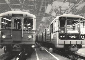 1970 Budapest közlekedéstörténete (buszok, villamosok, stb.) - a BKV modern képeslapsorozata 18 megíratlan lappal, saját papírtokjában, közte sok reprint