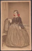 1862 Női portré, színezett keményhátú fotó, hátoldalon feliratozva, 6x10 cm