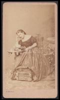 cca 1860 Olvasó hölgy, keményhátú fotó, hátoldalon feliratozva, 6x10 cm