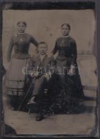 cca 1880 Úr sétapálcával, hölgyekkel, régi ferrotípia, 6x9 cm