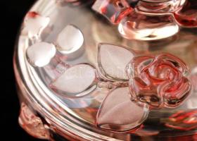 1 db rózsamintás csiszolt üveg váza, jelzés nélkül, hibátlan (d: 14,5 cm, m: 24,5 cm) + 1 db rózsami...