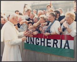 cca 1980-1990 Magyar zarándokok II. János Pál pápánál, jelzett fotó, 25x20 cm