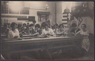 cca 1930 Makettezők a művészeti egyetemen, 17x11 cm