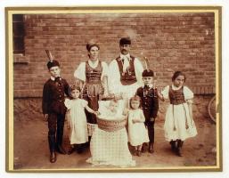 cca 1900 Ünneplőbe öltözve, szülők gyermekeikkel, keményhátú fotó, 25x19 cm