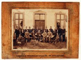 1899-1900 A jászberényi m.kir. földmíves iskola tanári kara és a végzett hallgatók, kartonra kasírozva, fotó 23x17 cm, karton 32x24 cm