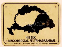 cca 1920 "Hiszek Magyarország feltámadásában" feliratú fém lemezke a Magyar Nemzeti Szövetség kiadásában, 8x6 cm