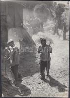 cca 1950 Körmendy Imre: Nem láttad a cipőmet? Fotó, jelzés nélkül. Kis szakadással. 24x17cm