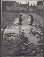 cca 1950 Körmendy Imre: Egy rövid ima, aztán indulhatunk! Fotó, jelzés nélkül. 23,5x18cm