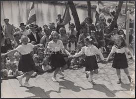 cca 1950 Körmendy Imre: Veresegyházán egykor. Fotó, jelzés nélkül. sarkánál kissé sérült. 16,5x23cm