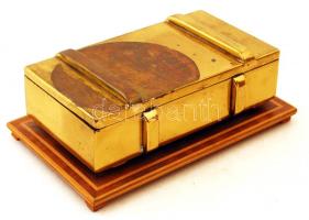 Sárgaréz cigarettatartó belül fa betéttel ill. talpon. A doboz teteje foltos. 8x15x4cm