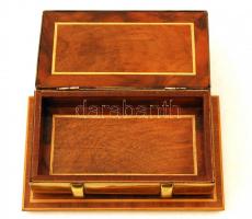 Sárgaréz cigarettatartó belül fa betéttel ill. talpon. A doboz teteje foltos. 8x15x4cm