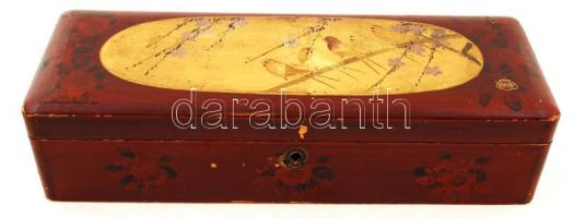 Lakkozott kínai fadoboz, fedelén madaras díszítéssel, az alján lepattanásokkal, jelzett, 30×10,5×7,5 cm