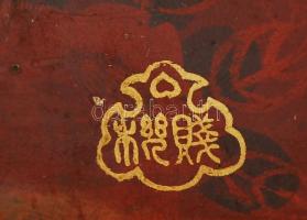 Lakkozott kínai fadoboz, fedelén madaras díszítéssel, az alján lepattanásokkal, jelzett, 30×10,5×7,5...