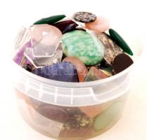 82 db fűzhető és foglalható különböző féldrágakő (rózsakvarc, ametiszt, obszidián, ónix, stb.)