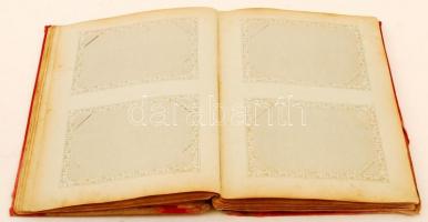 Üdvözletek a nagy világból. Üres fotóalbum, díszes, de megviselt vászonkötésben, szakadt gerinccel