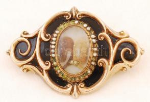Aranyozott ezüst(Ag) antik angol (1869.) zománccal díszített, gravírozott bross, hiányos igazgyöngy berakással, 5x3 cm, jelzett, br: 16 g