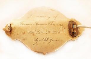 Aranyozott ezüst(Ag) antik angol (1869.) zománccal díszített, gravírozott bross, hiányos igazgyöngy ...