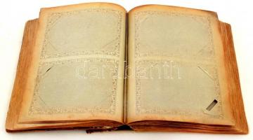 cca 1900 régi fotóalbum, nagyrészt üres, 2 db üdvözlőlappal. Gazdagon díszített vászonkötésben, megv...