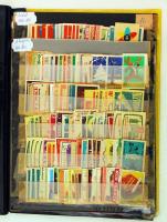 2000 darabos gyufacímke-gyűjtemény, külföldi és magyar gyufacímkék vegyesen, berakókba rendezve