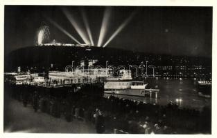 1938 Budapest, XXXIV. Nemzetközi Eucharisztikus Kongresszus; esti hajófelvonulás a Dunán (fl)
