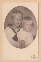 cca 1920 Kisgyerekek, régi családi fénykép, Veres fotóműhely, Budapest, hátulján feliratozva, 13,5×8,5 cm