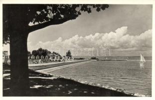 Siófok, kilátás a Rózsaligetre a mólóról