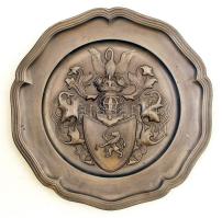 Falra akasztható ón tányér, valószínűleg a Sarnóczay-család címerváltozatával, jelzett, d: 23 cm