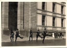 Berlin, Ablösung der SS Wache vor dem Eingang zur Reichskanzlei in der Voss-Strasse / SS guards (EB)