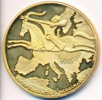 1996. "A Honfoglalás emlékére / Honteremtő hadjáratok" aranyozott Cu emlékérem dísztokban,...