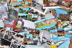 Kb. 500 db MODERN külföldi városképes lap dobozban; sok cseszlovák, olasz, román, német, szovjet / Approx. 500 modern foreign town-view postcards in a box; many Czechoslovakian, Italian, Romanian, German, Soviet